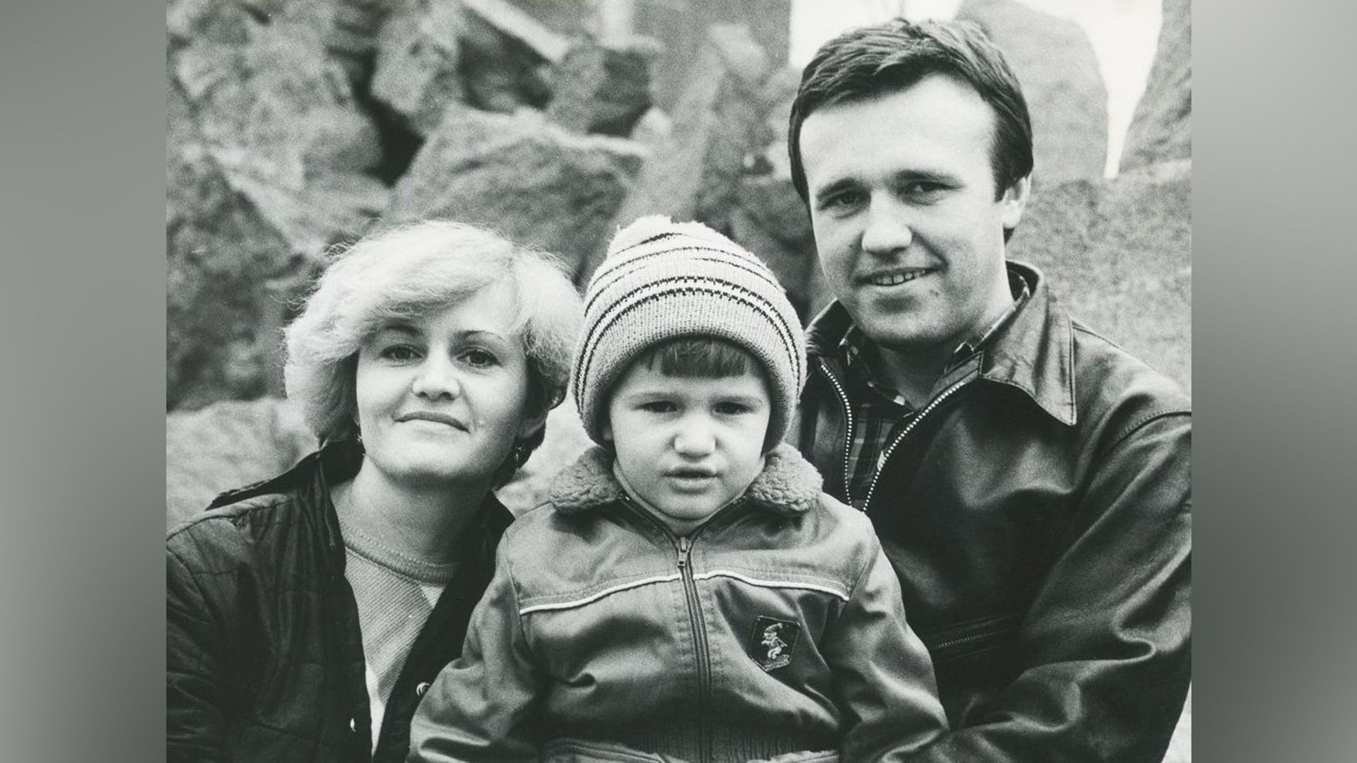 Артём Усс в детстве с родителями