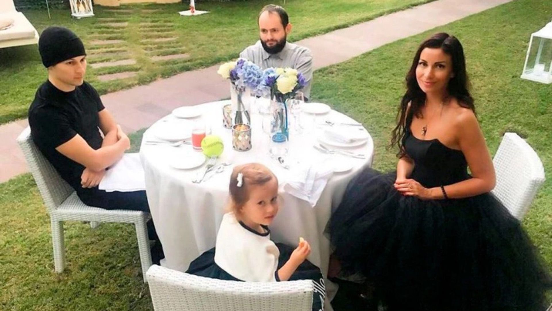 Николай Дуров, Павел Дуров, Ирина Болгар с дочерью сидят за столом в саду