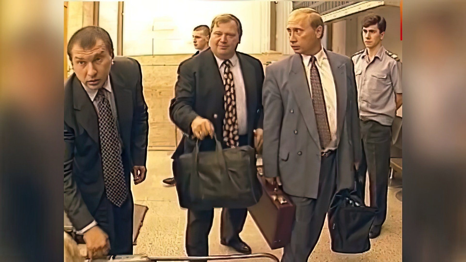 Уже в 90-е Игорь Сечин был верным адъютантом Владимира Путина