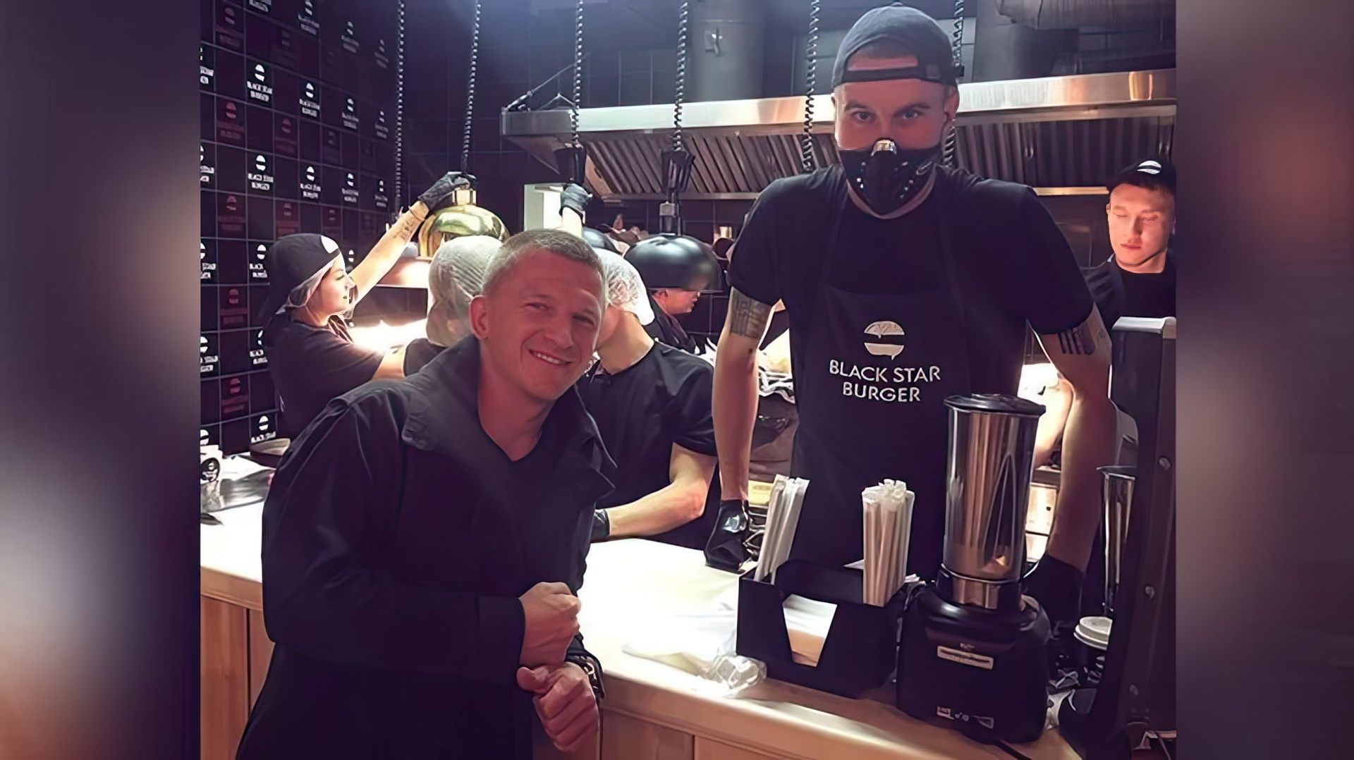 Павел Курьянов на кухне Black Star Burger