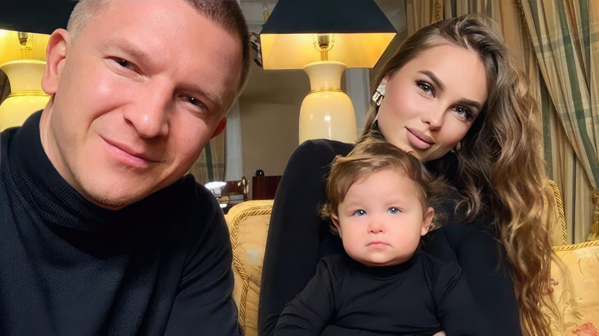 Павел Курьянов с женой и дочкой