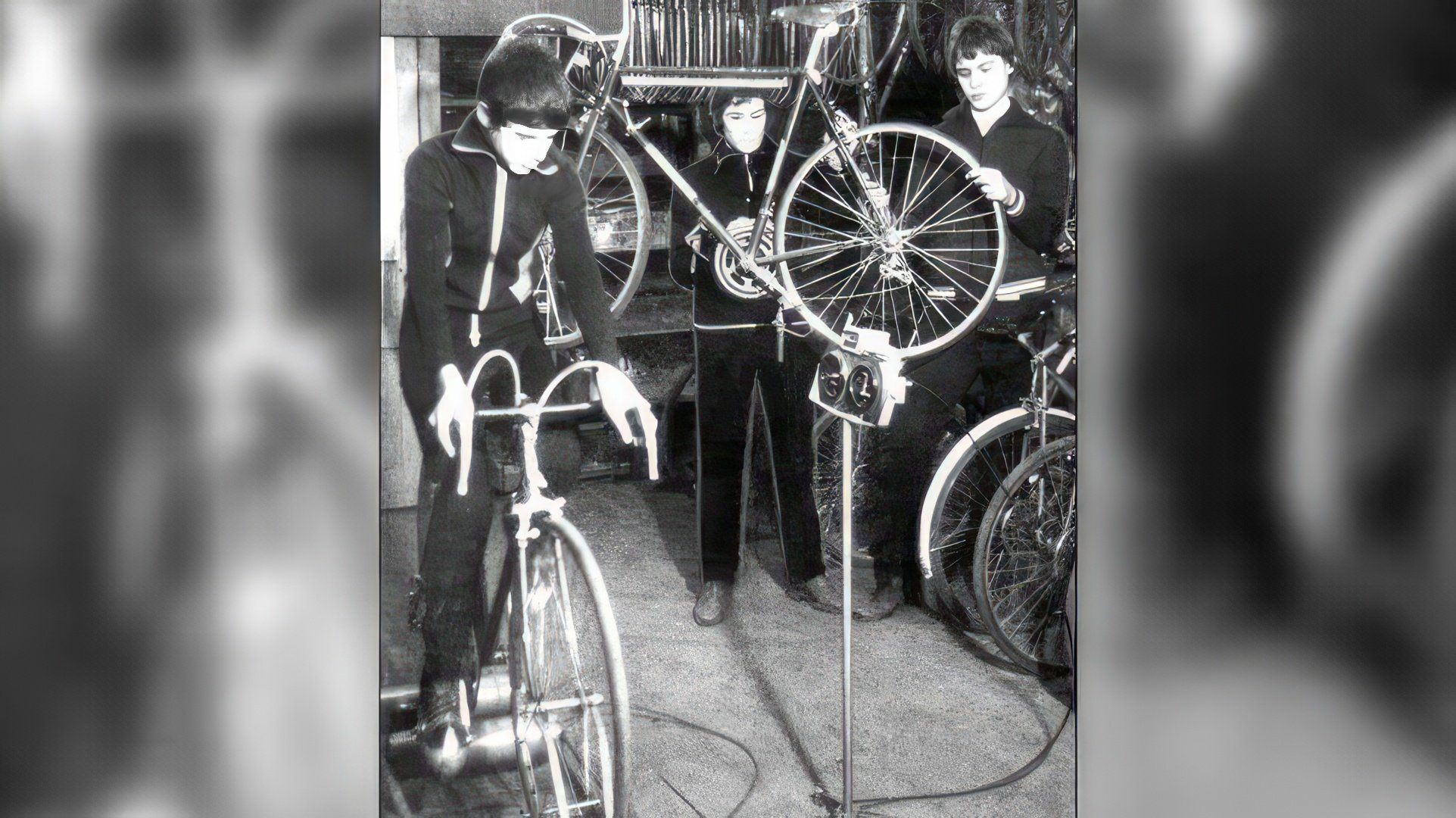 В школьные годы Олег Тиньков увлёкся велоспортом